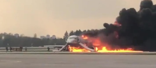 Avión de pasajeros Sukhoi Superjet 100 en llamas en el aeropuerto Sheremétievo de Moscú - Sputnik Mundo