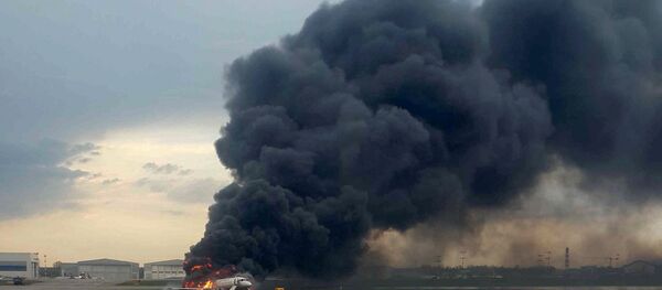 Avión de pasajeros Sukhoi Superjet 100 en llamas en el aeropuerto Sheremétievo de Moscú - Sputnik Mundo