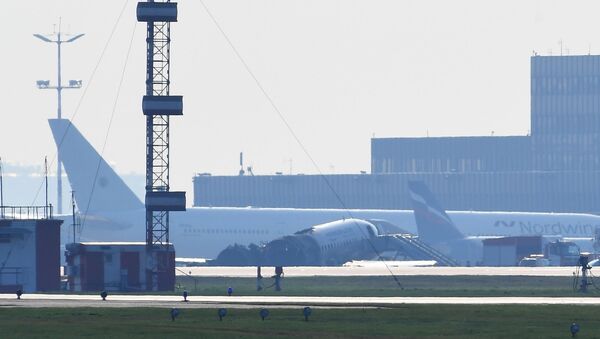 Sukhoi Superjet 100 incendiado en un aeropuerto de Moscú (archivo) - Sputnik Mundo