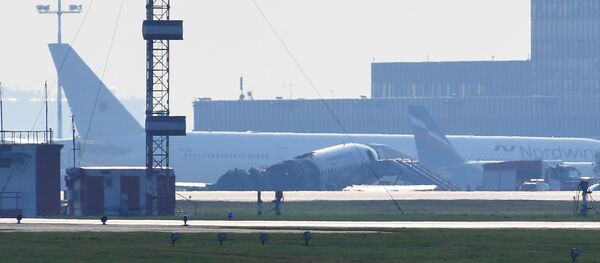 Sukhoi Superjet 100 incendiado en un aeropuerto de Moscú (archivo) - Sputnik Mundo
