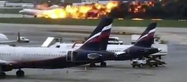 El avión en llamas del aeropuerto de Moscú en imágenes - Sputnik Mundo