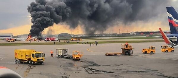 Aeropuerto Sheremétievo de Moscú durante el incendio del avión Superjet 100 - Sputnik Mundo
