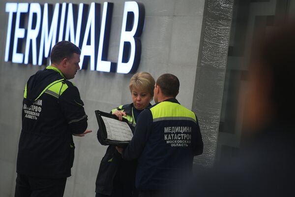 El avión en llamas del aeropuerto de Moscú en imágenes - Sputnik Mundo