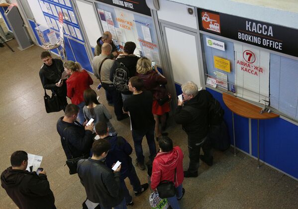 El avión en llamas del aeropuerto de Moscú en imágenes - Sputnik Mundo