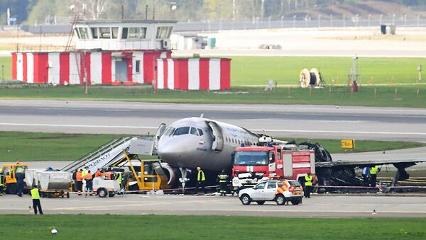 Sukhoi Superjet 100 incendiado en un aeropuerto de Moscú - Sputnik Mundo