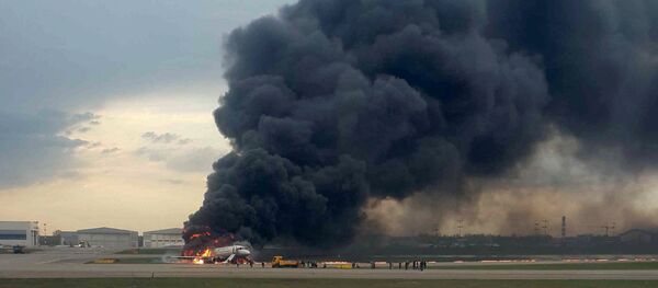 Avión de pasajeros Superjet 100 en llamas en el aeropuerto Sheremétievo de Moscú - Sputnik Mundo