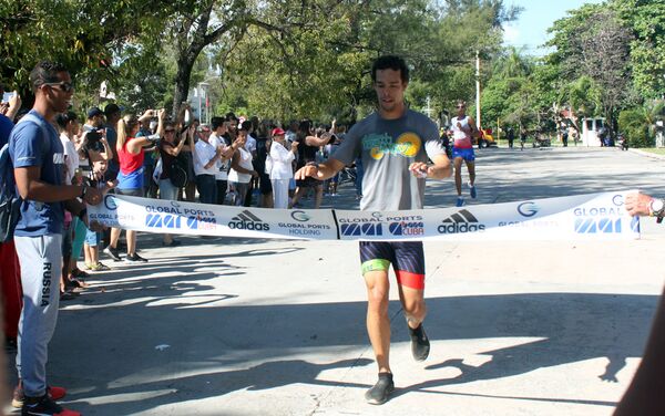 Un participante de la Carrera de la Amistad en la Habana, Cuba - Sputnik Mundo