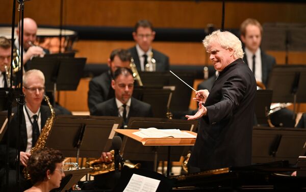 Sir Simon Rattle, el director musical de la Orquesta Sinfónica de Londres - Sputnik Mundo