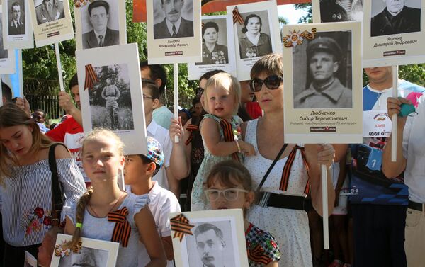 Rusos y cubanos realizan el Regimiento Inmortal en la Habana para recordar victoria contra el fascismo - Sputnik Mundo