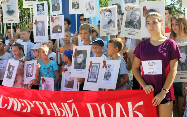 Rusos y cubanos realizan el Regimiento Inmortal en la Habana para recordar victoria contra el fascismo - Sputnik Mundo