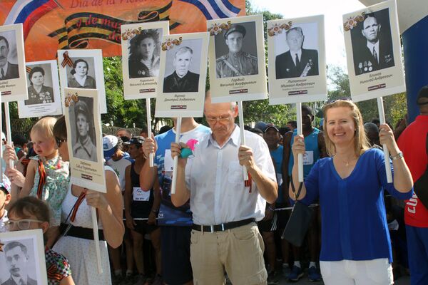 Rusos y cubanos realizan el Regimiento Inmortal en la Habana para recordar victoria contra el fascismo - Sputnik Mundo