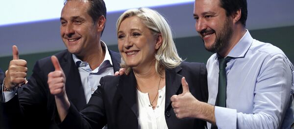 El líder del Partido por la Libertad, Heinz-Christian Strache, la líder de Reagrupación Nacional, Marine Le Pen y el líder de ultraderecha italiana, Matteo Salvini El líder del Partido por la Libertad, Heinz-Christian Strache, la líder de Reagrupación Nacional, Marine Le Pen y el líder de ultraderecha italiana, Matteo Salvini - Sputnik Mundo