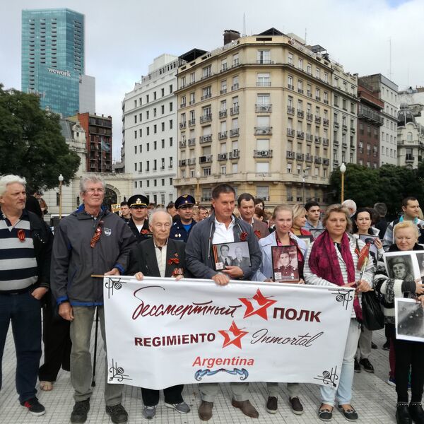 El embajador ruso en Argentina, Dmitri Feoktístov (centro), durante la Marcha del Regimiento Inmortal en Argentina por el 74 aniversario de la derrota del nazismo - Sputnik Mundo