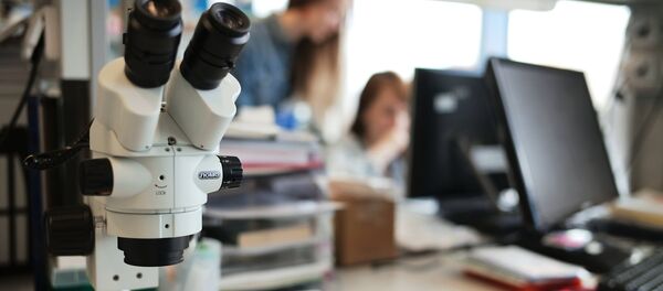 Un microscopio en un laboratorio de una universidad rusa - Sputnik Mundo