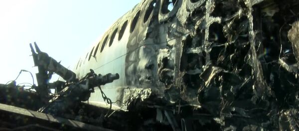 Avión de pasajeros Sukhoi Superjet 100 tras incendiarse en el aeropuerto Sheremétievo de Moscú - Sputnik Mundo