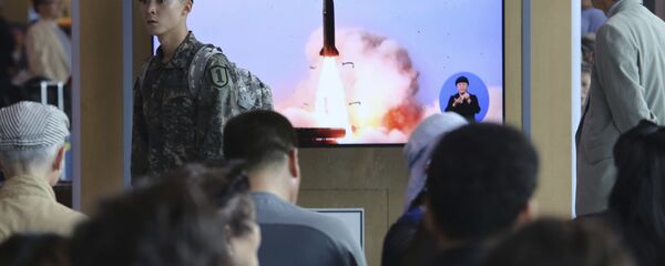 La transmisión por la televisión de los lanzamientos de cohetes de Corea del Norte - Sputnik Mundo