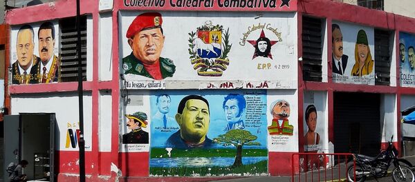 Un mural en Caracas que recuerda a Hugo Chávez y otras figuras de la Revolución bolivariana - Sputnik Mundo