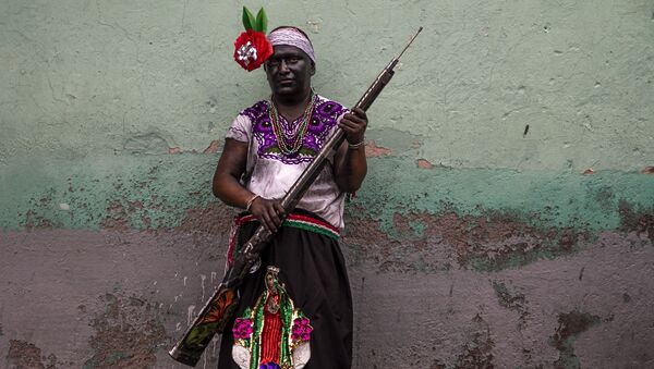 Participante caracterizado de Zacapoaxtla conmemoró la Batalla de Puebla en la edición 89 en el peñón de los Baños - Sputnik Mundo