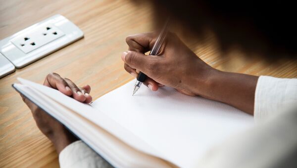 Mujer escribiendo - Sputnik Mundo