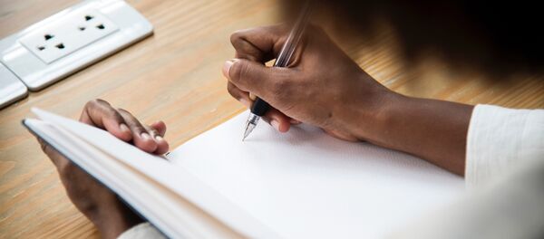 Mujer escribiendo - Sputnik Mundo