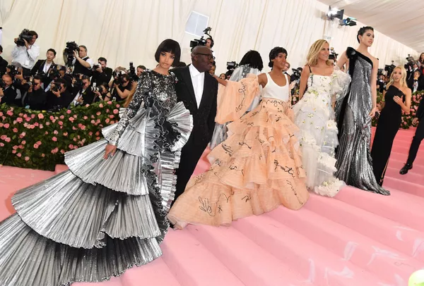 Los atuendos más memorables de la Gala del MET en Nueva York Los atuendos más memorables de la Gala del MET en Nueva York - Sputnik Mundo