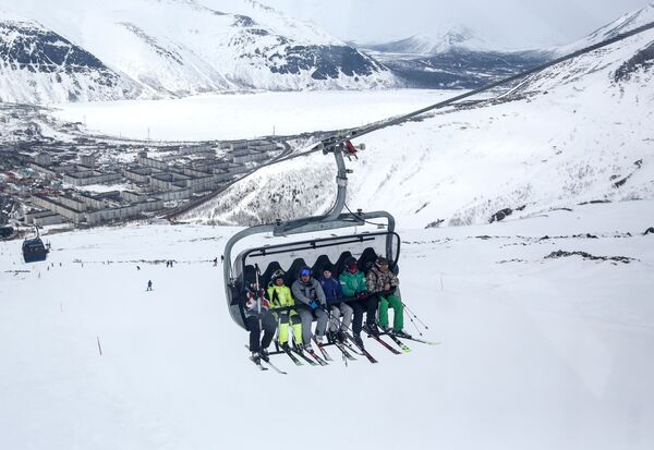 En bikini más allá del círculo polar: así se despiden los rusos de la temporada de esquí - Sputnik Mundo