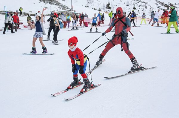En bikini más allá del círculo polar: así se despiden los rusos de la temporada de esquí - Sputnik Mundo