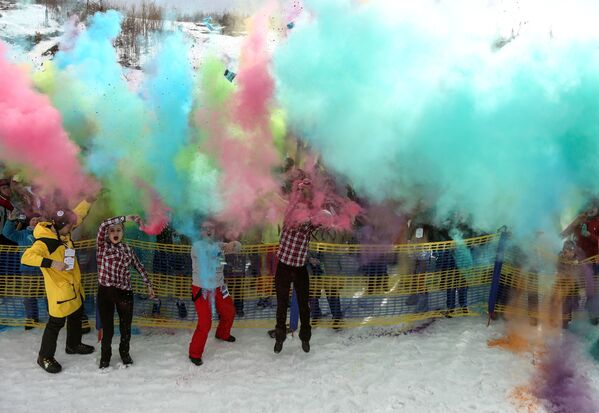 En bikini más allá del círculo polar: así se despiden los rusos de la temporada de esquí - Sputnik Mundo
