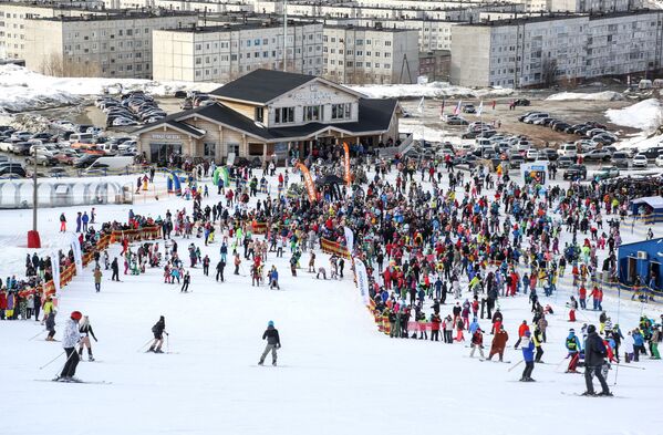 En bikini más allá del círculo polar: así se despiden los rusos de la temporada de esquí - Sputnik Mundo