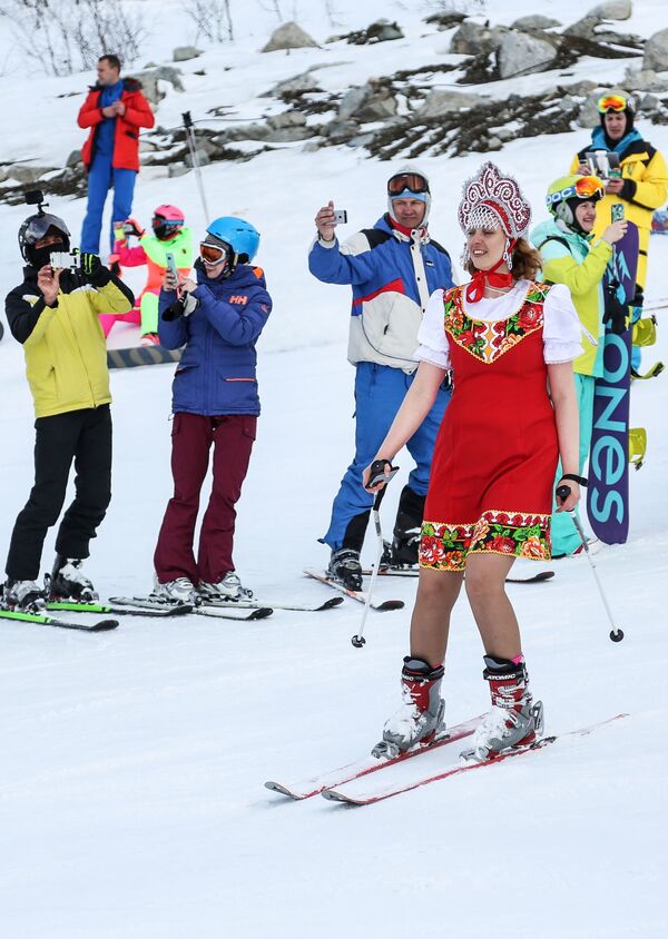 En bikini más allá del círculo polar: así se despiden los rusos de la temporada de esquí - Sputnik Mundo