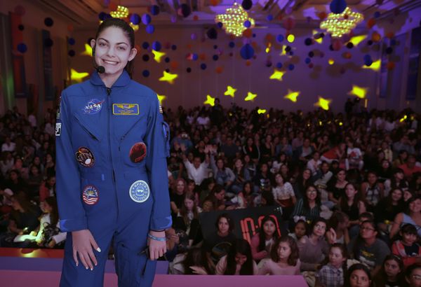 Alyssa Carson de 18 años de edad, conocida como 'Blueberry' por su traje azul Alyssa Carson de 18 años de edad, conocida como 'Blueberry' por su traje azul - Sputnik Mundo