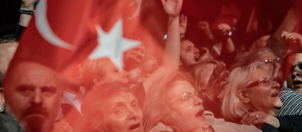Los ciudadanos con la bandera de Turquía - Sputnik Mundo