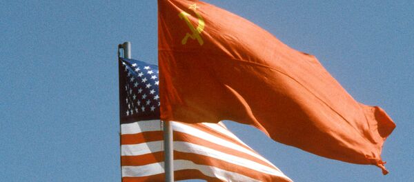 Banderas de la URSS y de EEUU (archivo) - Sputnik Mundo