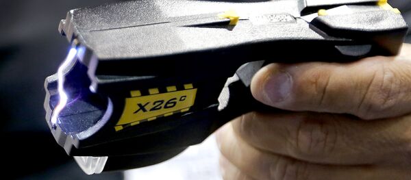 Pistola de descarga eléctrica (imagen referencial) - Sputnik Mundo