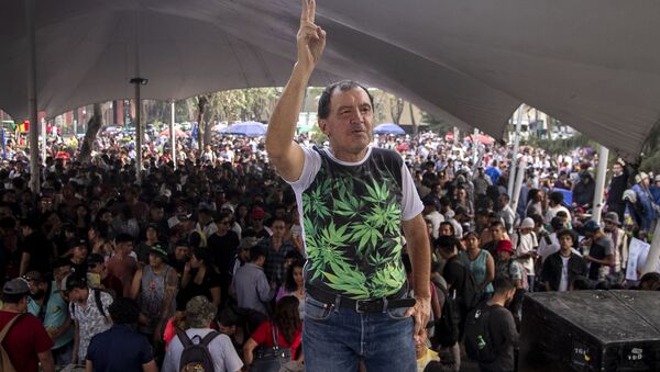 Alfonso Jesús García Pérez posa para foto en el evento de la Federación Mariguana Liberación - Sputnik Mundo