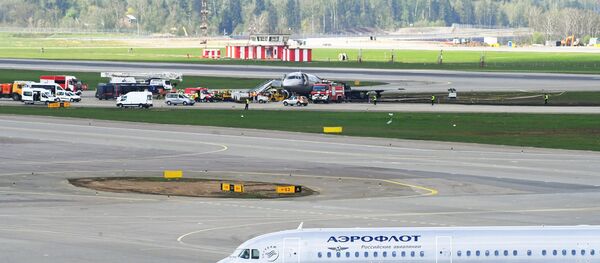 Sukhoi Superjet 100 incendiado en un aeropuerto de Moscú - Sputnik Mundo