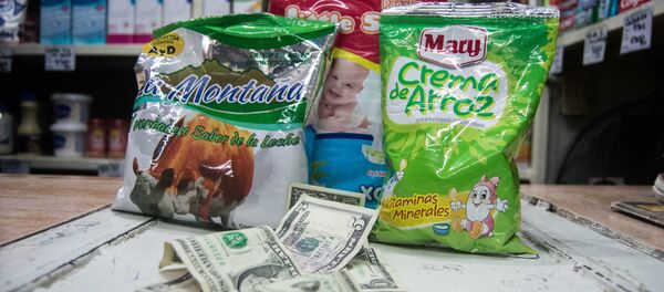 El salario mínimo en Venezuela es equivalente a 7 dólares, calculado a la tasa oficial de 5200 bolívares por dólar, en imágenes qué productos se pueden comprar pagando 7 dólares en un mercado popular del oeste de Caracas - Sputnik Mundo