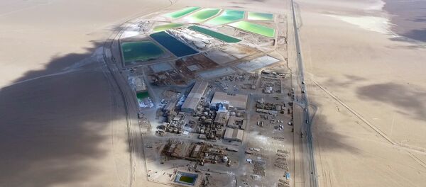 Piscinas de salmuera en el salar de Atacama de la empresa SQM, principal extractora de litio de Chile - Sputnik Mundo