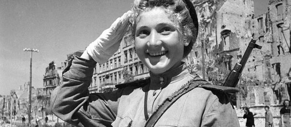 A las 2:10 del 9 de mayo de 1945, el locutor soviético Yuri Levitan leyó el Acta de Entrega Militar de la Alemania Nazi y el Decreto del Presídium del Sóviet Supremo de la Unión Soviética anunciando el 9 de mayo como el Día de la Victoria. En la foto: una controladora de tráfico en las calles de Berlín. - Sputnik Mundo