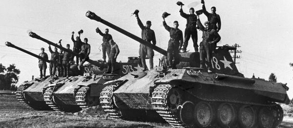 Soldados soviéticos sobre tanques alemanes durante la Segunda Guerra Mundial Soldados soviéticos sobre tanques alemanes durante la Segunda Guerra Mundial - Sputnik Mundo