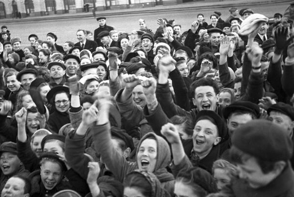 Los moscovitas en la Plaza Roja el 9 de mayo de 1945. - Sputnik Mundo