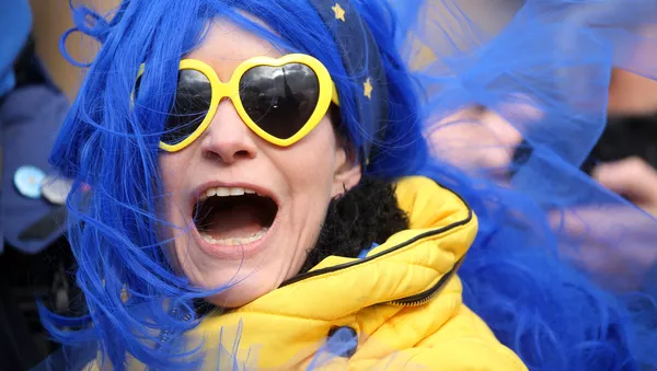 Una mujer con los símbolos de la UE