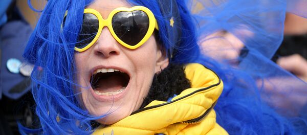 Una mujer con los símbolos de la UE - Sputnik Mundo