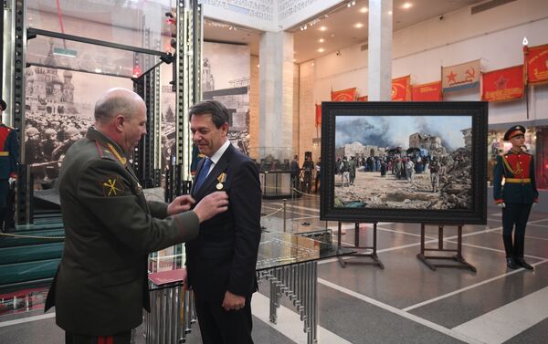 La entrega de la medalla 'Por la consolidación de la comunidad militar' al pintor español Augusto Ferrer-Dalmau Nieto - Sputnik Mundo