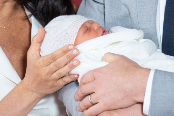 El príncipe británico Harry y Meghan, duquesa de Sussex, con su hijo - Sputnik Mundo