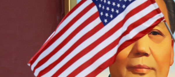 La bandera de EEUU frente al retrato de Mao Zedong - Sputnik Mundo