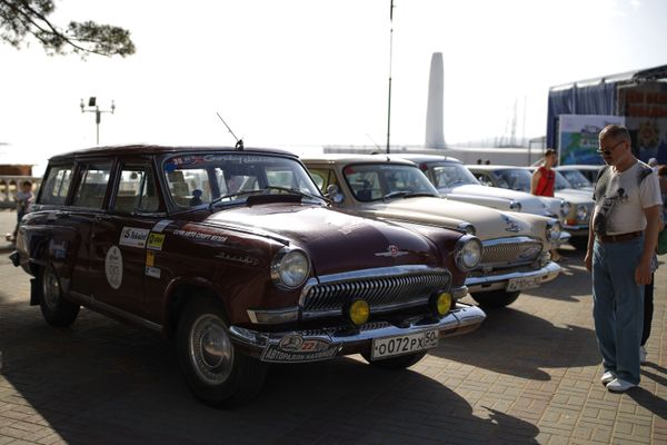 El coche GAZ-22 Volga - Sputnik Mundo