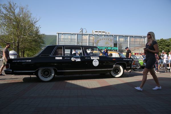 El coche GAZ-14 Chaika - Sputnik Mundo