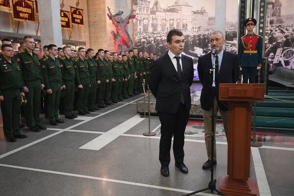 Arturo Pérez-Reverte, el escritor español (a la derecha) - Sputnik Mundo