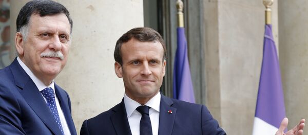 Jefe del Gobierno de Unidad Nacional de Libia, Fayez Sarraj, y presidente francés, Emmanuel Macron - Sputnik Mundo
